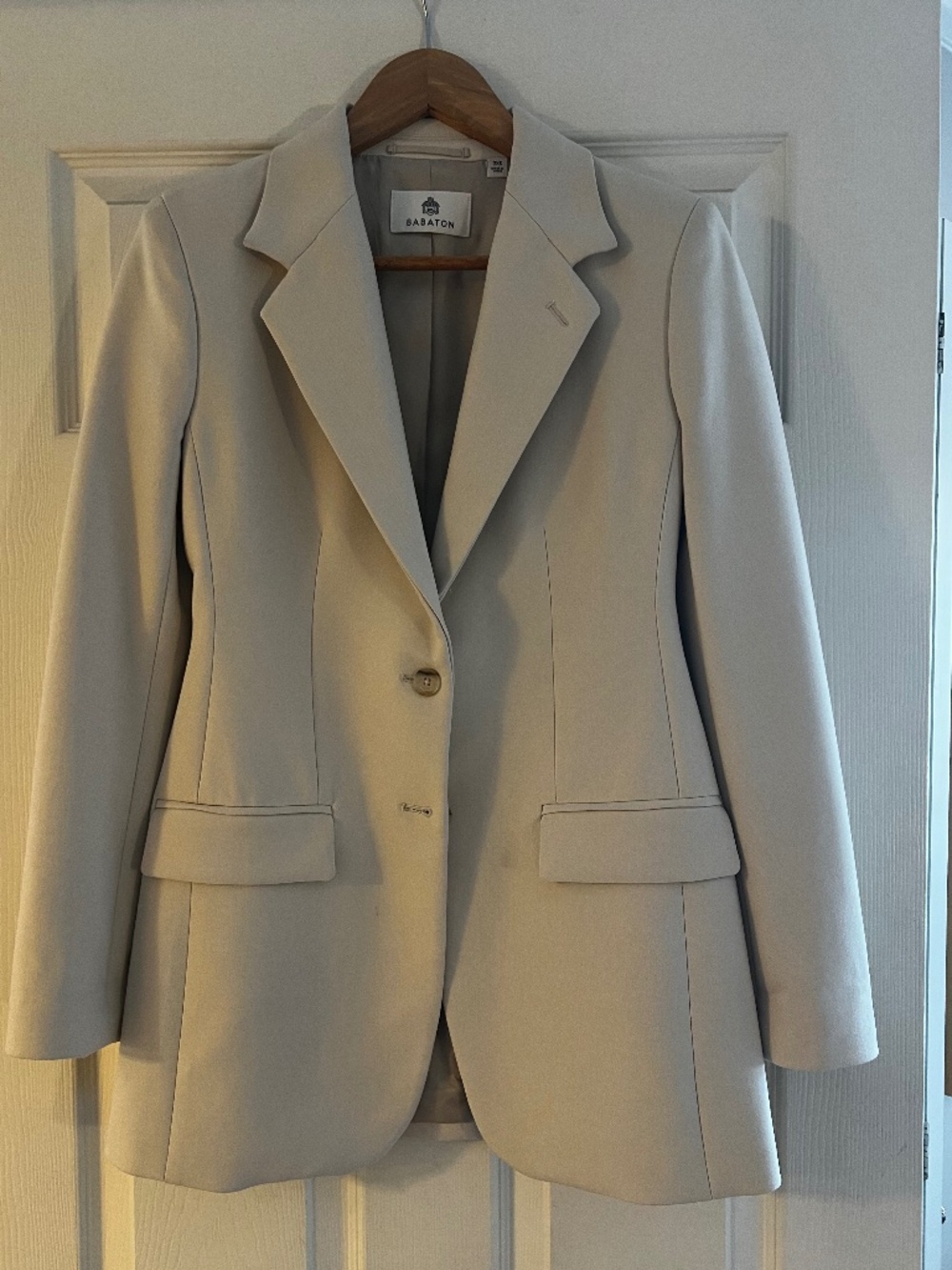 Aritzia Babaton fitted blazer in cream/oat color.  Size SM